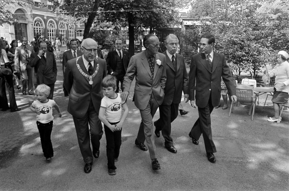 Prins Bernhard opent het olifantenverblijf in Artis, bijgestaan door zijn kleinz, Bestanddeelnr 927-2320