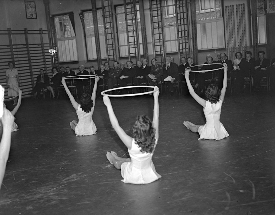 Prins Bernhard bij uitvoering Academie van LO, Bestanddeelnr 903-3015