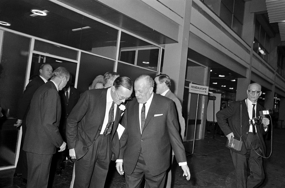 Prins Bernhard en prins Claus bij zesdaagse in RAI, Onderonsje van prins Bernhar, Bestanddeelnr 919-8893