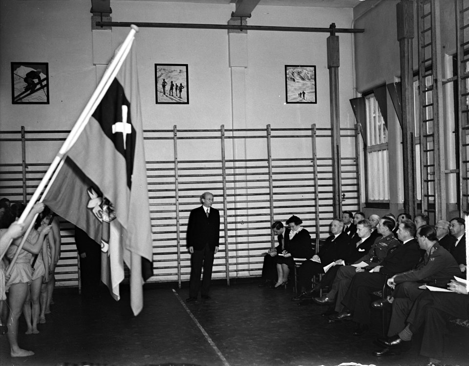 Prins Bernhard bij uitvoering Academie van LO, Bestanddeelnr 903-3017