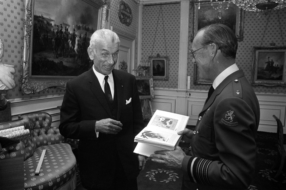 Prins Bernhard in gesprek met een afgevaardigde van Esso, Bestanddeelnr 925-5888