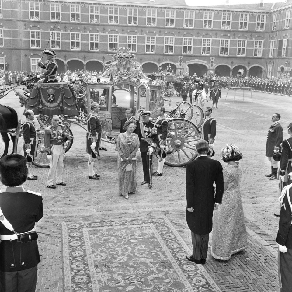 Prins Bernhard en koningin Juliana zijn uit de gouden koets op het Binnenhof ges, Bestanddeelnr 922-7939