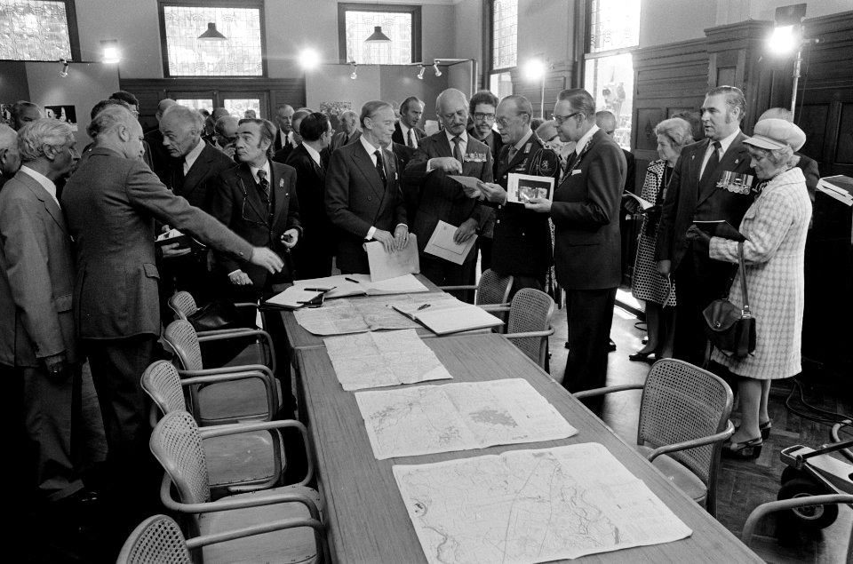 Prins Bernhard in gesprek met de Canadese generaal b.d. Kitching 1910-1999 en , Bestanddeelnr 927-9130