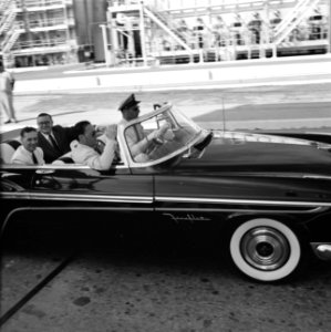 Prins Bernhard in een auto bij de Lago-olieraffinaderij in St. Nicolaas, Bestanddeelnr 252-3972