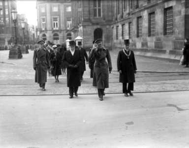 Prins Bernhard en burgemeester en elf Commissarissen der Koningin arriveren bij , Bestanddeelnr 902-5063