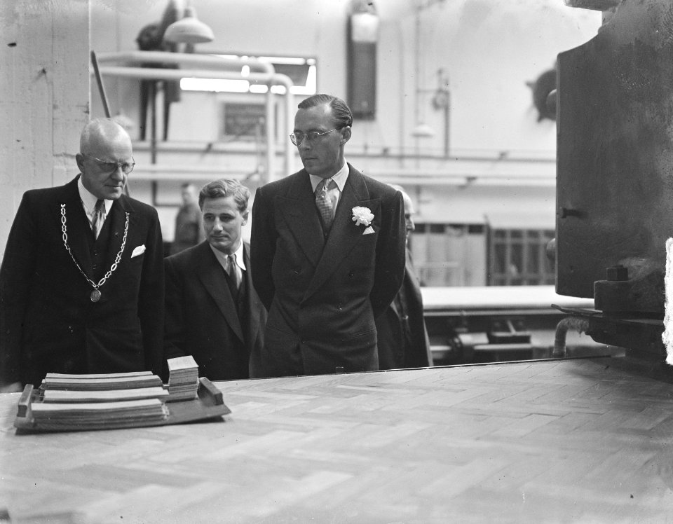 Prins Bernhard in linoleumfabriek Krommenie. Links burgemeester J.C.A. Provily, , Bestanddeelnr 903-4968