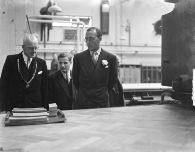 Prins Bernhard in linoleumfabriek Krommenie. Links burgemeester J.C.A. Provily, , Bestanddeelnr 903-4968