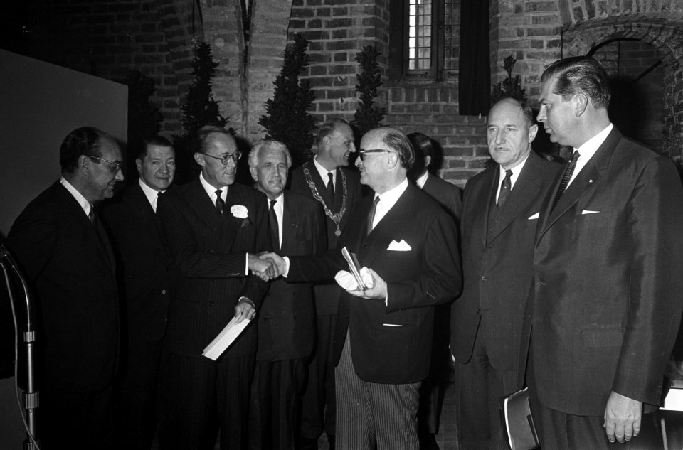 Prins Bernhard (3de van links) tijdens de opening, Bestanddeelnr 918-3356