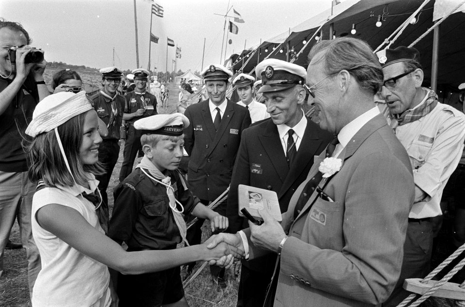 Prins Bernhard bij Nationaal Waterkamp 1970 te Vinkeveen Prins Bernhard krijgt , Bestanddeelnr 923-6507
