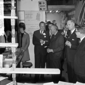 Prins Bernhard opende voorjaarsbeurs te Utrecht tijdens rondgang links minister , Bestanddeelnr 916-1679
