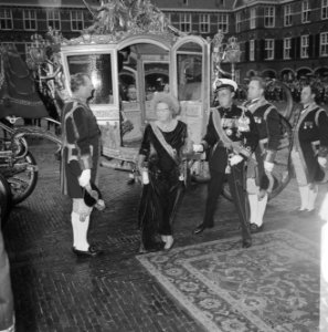 Prins Bernhard en koningin Juliana bij aankomst bij de Ridderzaal, Bestanddeelnr 920-7191