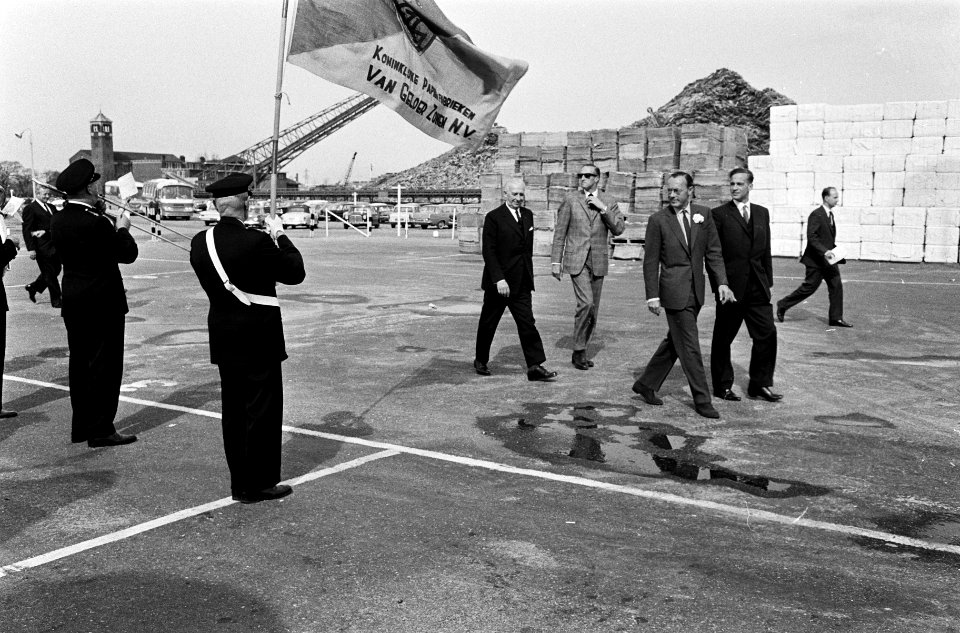 Prins Bernhard opende nieuwe papierfabriek Crowen van Gelder in Velsen, tijdens , Bestanddeelnr 916-3988