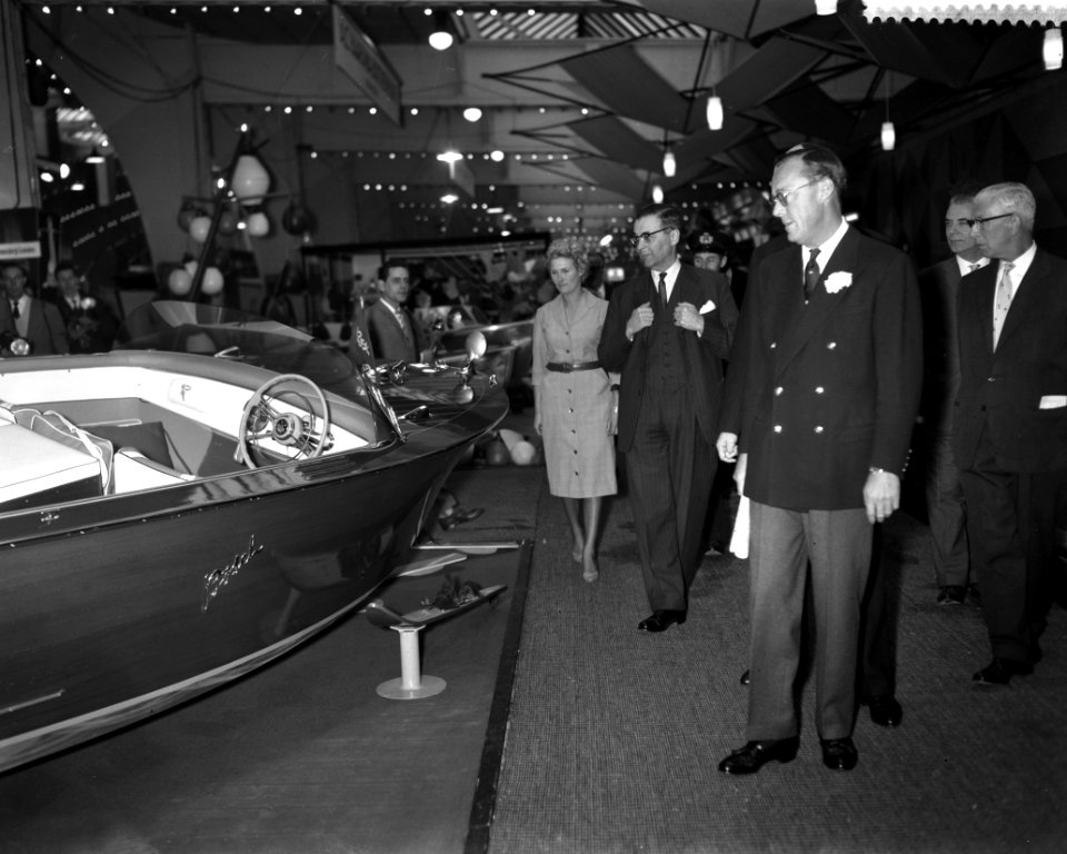 Prins Bernhard bezoekt Hiswa te Amsterdam, voor Prins Bernhard , daarachter bu, Bestanddeelnr 911-0995