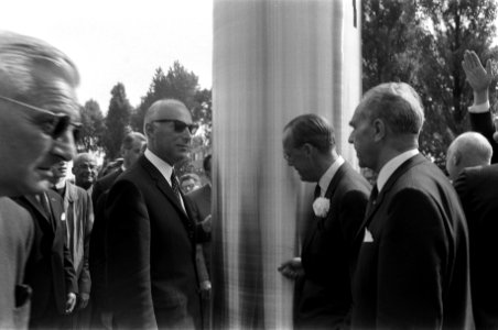 Prins Bernhard, minister Bakker en president-directeur During bij het beeld, Bestanddeelnr 922-6481