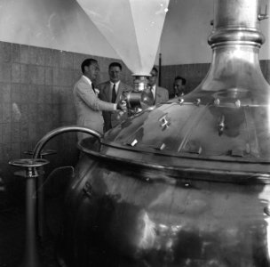 Prins Bernhard in de Surinaamse Brouwerij N.V. te Paramaribo ter gelegenheid van, Bestanddeelnr 252-4303