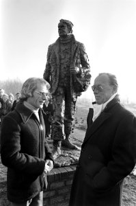 Prins Bernhard onthult te Lage Zwaluwe het 'Crossline-monument' prins Bernhard…, Bestanddeelnr 929-4674