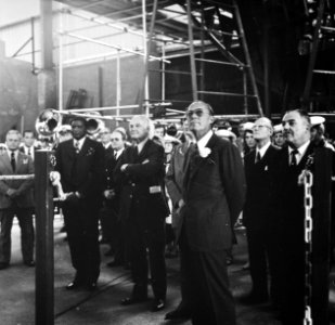 Prins Bernhard doopt gaffelschoener Eendracht in Amsterdam Noord Prins Bernh, Bestanddeelnr 927-2290