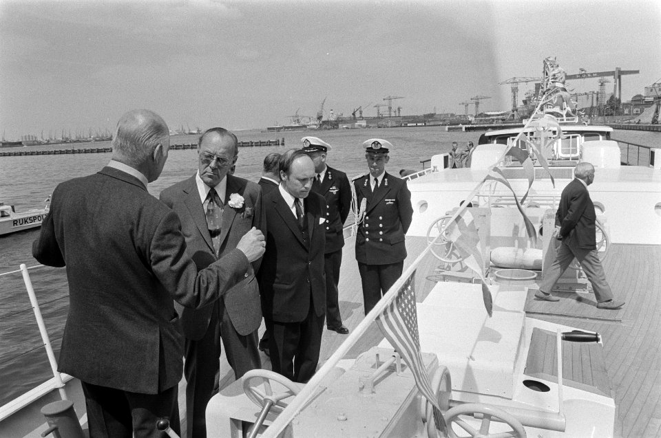 Prins Bernhard doopt gaffelschoener Eendracht in Amsterdam Noord Prins Bernh, Bestanddeelnr 927-2285