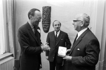 Prins Bernhard en heer Korthals treden af als voorzitter NOVIB, Den Haag, Bestanddeelnr 924-1755