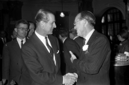 Prins Bernhard en prins Philip bij congres Wereld-Natuurfonds in Tropen-Instituu, Bestanddeelnr 920-2719