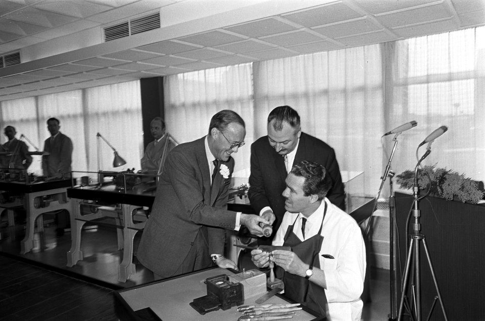 Prins Bernhard opende nieuw hoofdkantoor van Christiaan Lewis en zoon, Bestanddeelnr 920-2134