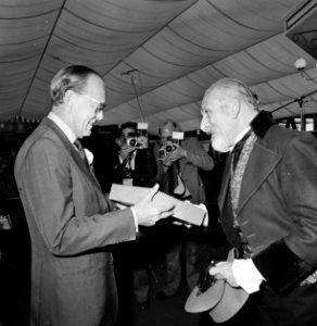 Prins Bernhard opent Amphilea 77 in RAI Amsterdam, Prins Bernhard krijgt pakje v, Bestanddeelnr 929-1985