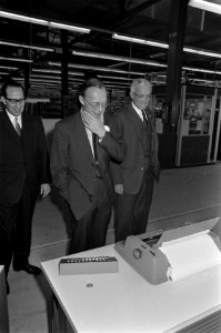 Prins Bernhard opende nieuw gebouw van IBM in Amsterdam Slotervaart. De prins me, Bestanddeelnr 921-3341