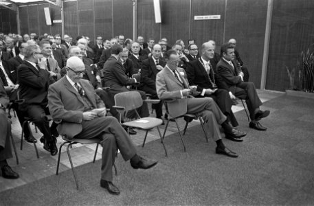 Prins Bernhard (midden) tijdens de openingsplechtigheid, Bestanddeelnr 921-7254