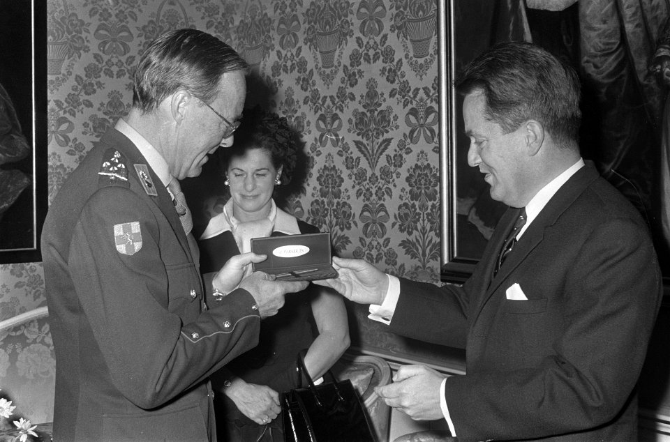Prins Bernhard ontvangt ballpen (vervaardigd metaaldelen raket) op Huis ten Bosc, Bestanddeelnr 921-8728