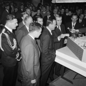 Prins Bernhard op de RAI, de Prins bij de Ford stand, Bestanddeelnr 917-4674