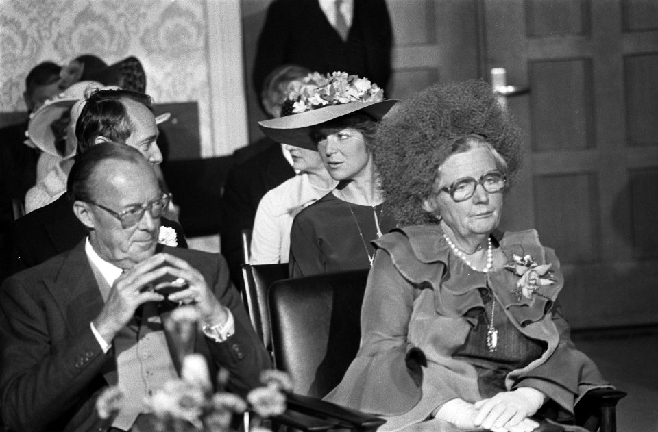 Prins Bernhard en koningin Juliana bij de sluiting van het burgerlijk huwelijk, Bestanddeelnr 928-0206