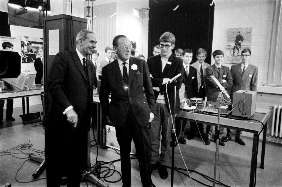 Prins Bernhard opent Jeugdlaboratorium Evoluon van Philips in Eindhoven. Links i, Bestanddeelnr 923-0277