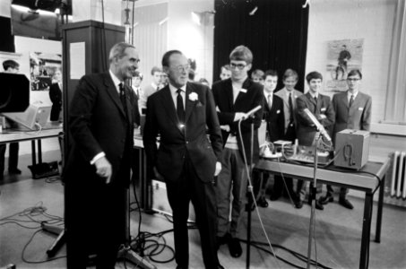 Prins Bernhard opent Jeugdlaboratorium Evoluon van Philips in Eindhoven. Links i, Bestanddeelnr 923-0277