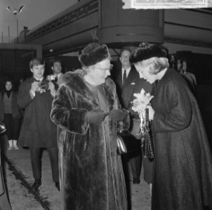 Prins Bernhard en Prinses Beatrix terug, koningin Juliana en prinses Beatrix, Bestanddeelnr 917-0636