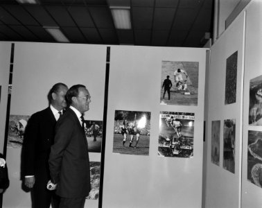 Prins Bernhard opende World Press 1963 in Gemeente Museum te Den Haag . De prins, Bestanddeelnr 915-8485