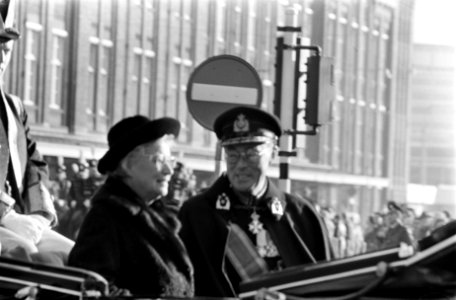 Prins Bernhard en mevrouw Heinemann in een open caleche op weg naar het paleis o, Bestanddeelnr 923-0075