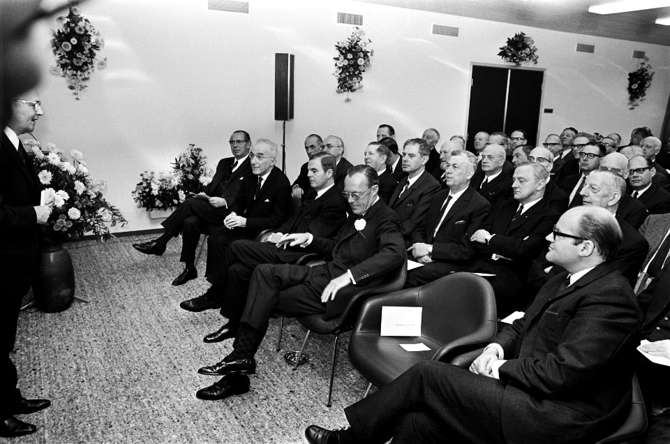 Prins Bernhard opent het Verzekeringsgebouw in Den Haag . Links prins Bernhard, Bestanddeelnr 923-0285
