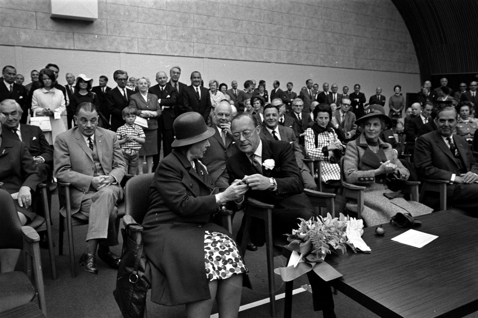 Prins Bernhard opent Frans Otten tennisstadion , Amsterdam mevrouw A. E. C. Ott, Bestanddeelnr 923-5357