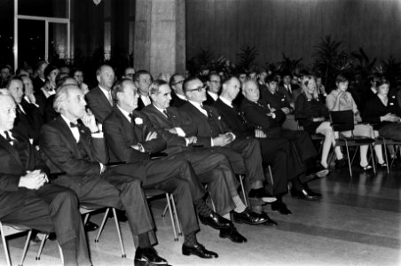 Prins Bernhard opent Jeugdlaboratorium Evoluon van Philips in Eindhoven, Bestanddeelnr 923-0269
