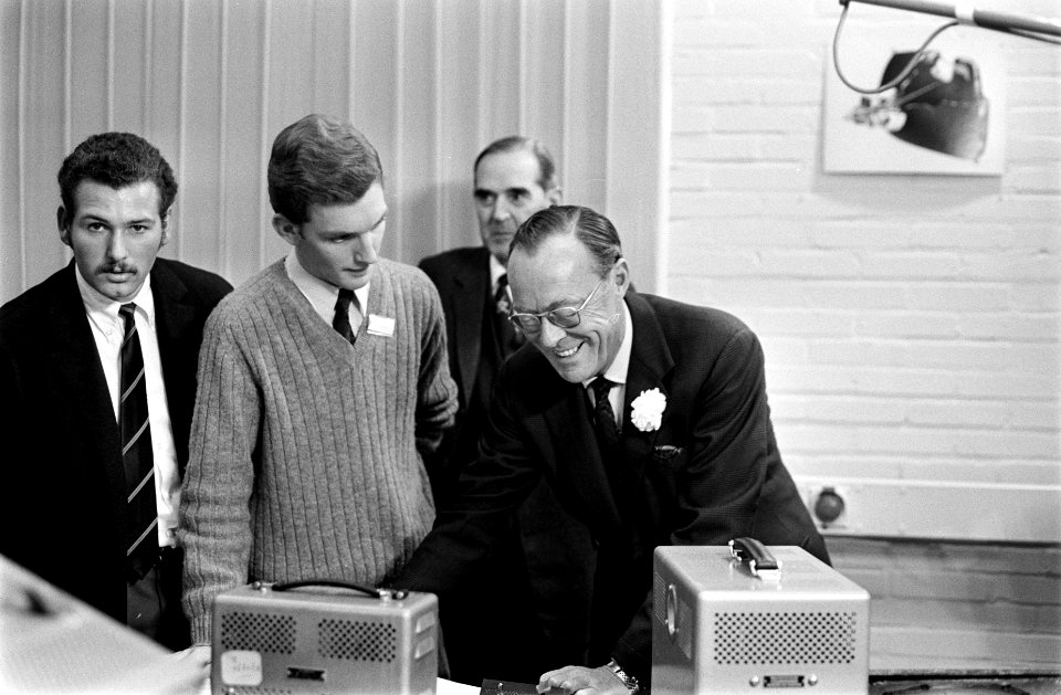 Prins Bernhard opent Jeugdlaboratorium Evoluon van Philips in Eindhoven. Links i, Bestanddeelnr 923-0273