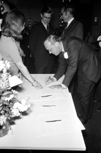 Prins Bernhard opent hoofdgebouw Elsevier, Bernhard in zaal, Bestanddeelnr 926-3846