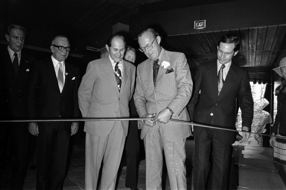 Prins Bernhard opent Hiltonhotel op Schiphol door lint door te knippen, Bestanddeelnr 925-8882