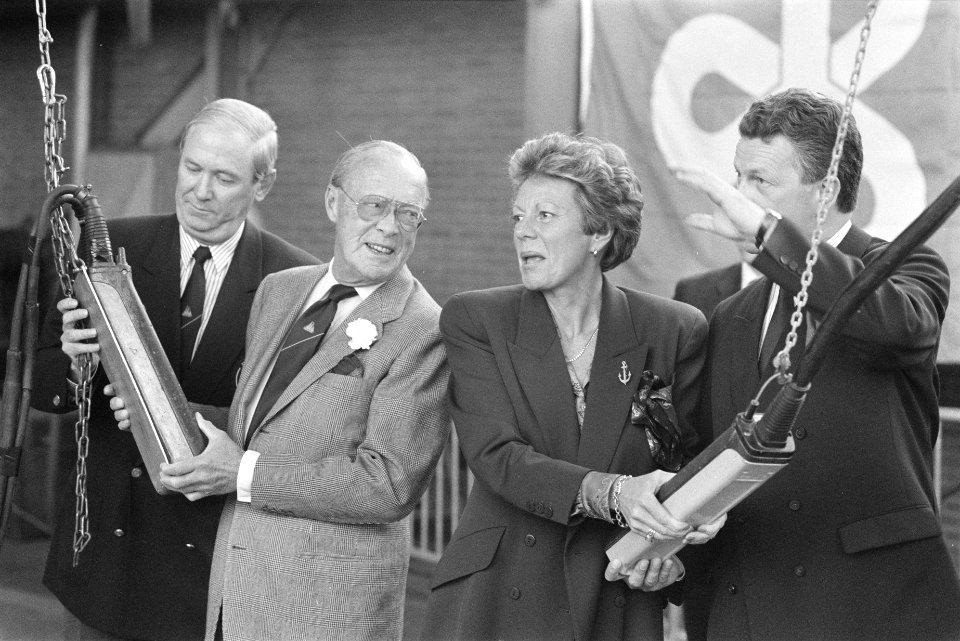 Prins Bernhard en minister Smit Kroes leggen kiel voor driemastschoener De Eend, Bestanddeelnr 934-3147