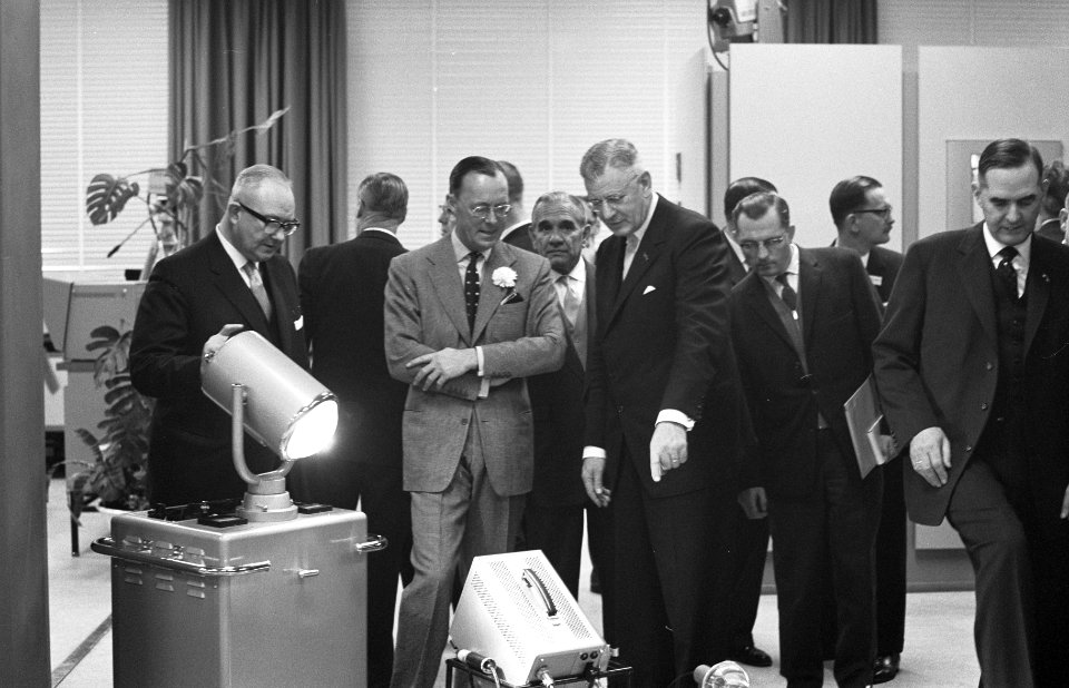 Prins Bernhard opent complex van PIT in Eindhoven Prins bij apparaten, Bestanddeelnr 913-4363