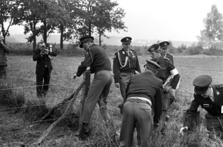 Prins Bernhard bezoekt Big Ferro , Prins Bernhard klimt over prikkeldraad, Bestanddeelnr 926-6928