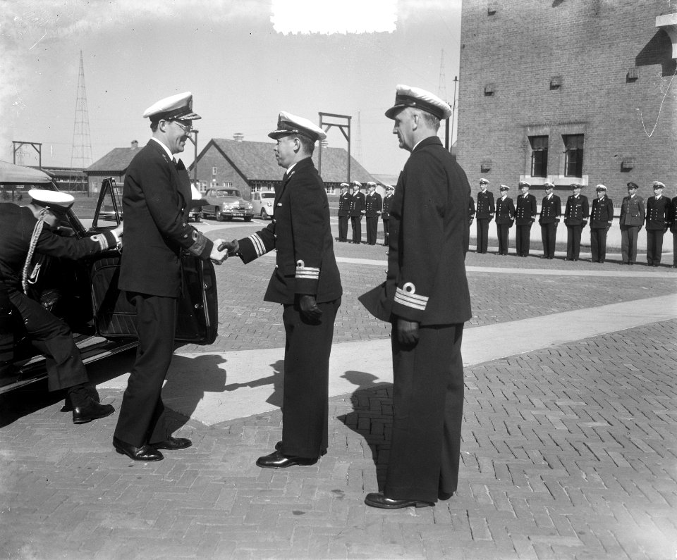 Prins Bernhard bezoekt Marine Elektronisch Bedrijf te Oegstgeest, Bestanddeelnr 905-1219