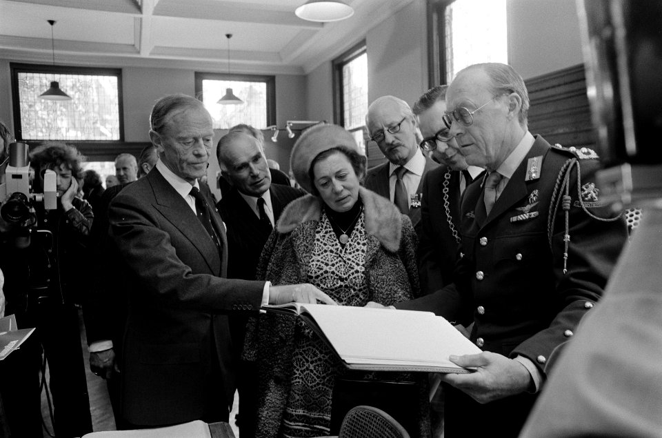 Prins Bernhard bekijkt het capitulatieboek, links Hans Teengs Gerritsen 1907-19, Bestanddeelnr 927-9131