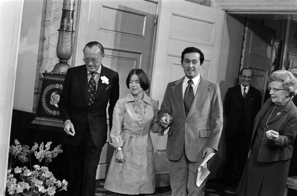 Prins Bernhard, prinses Christina, Jorge Guillermo en koningin Juliana presenter, Bestanddeelnr 927-7577