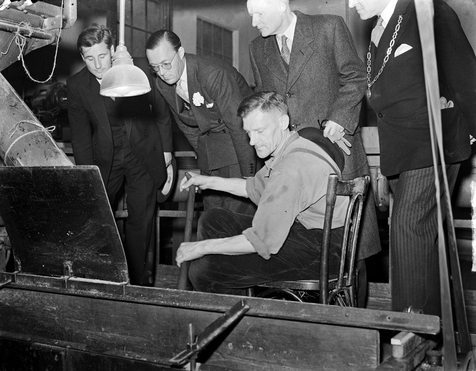 Prins Bernhard in linoleumfabriek Krommenie, Bestanddeelnr 903-4966
