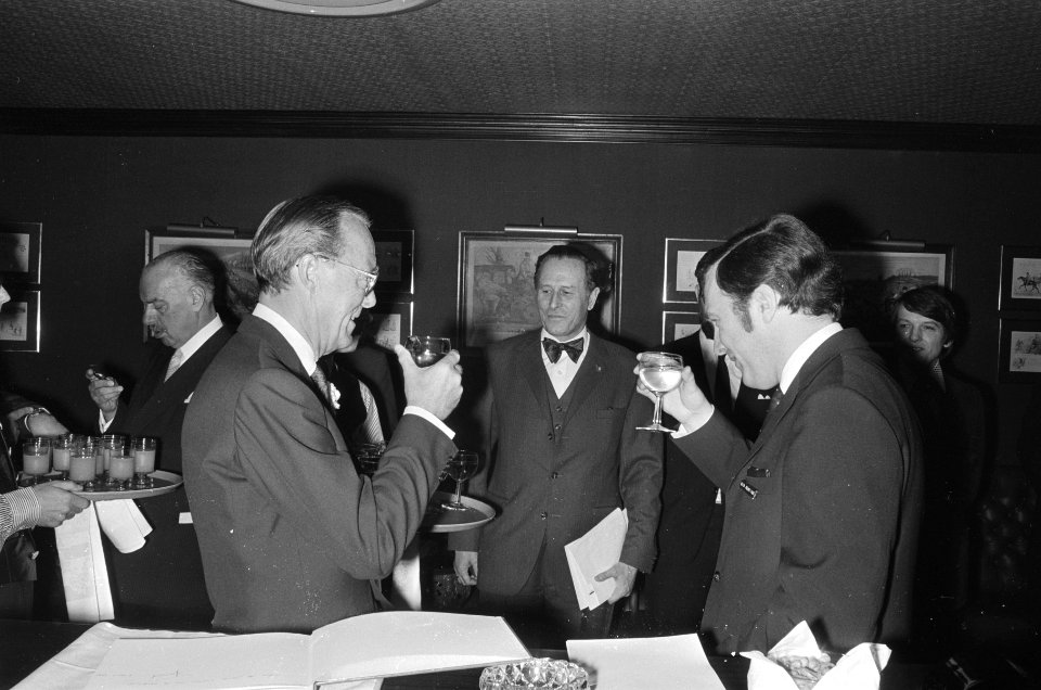 Prins Bernhard (l) in de Engelse pub van het hotel, Bestanddeelnr 924-4278